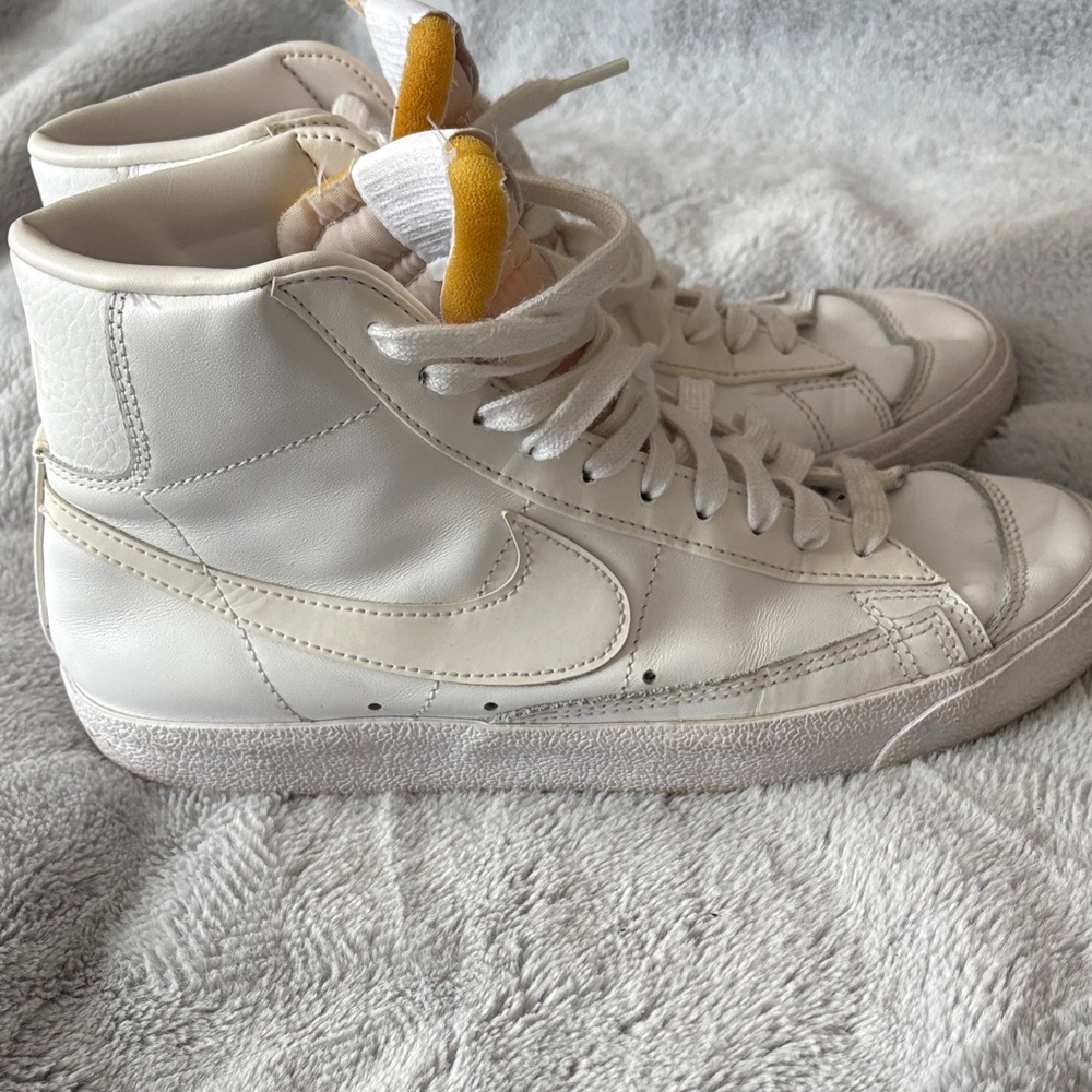 Nike Women's Blazers High-Top Sneakers in White Leather size 8.5 - Picture 3 of 10